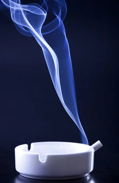 Fumo Cigarro Azul Fundo Preto — Fotografia de Stock