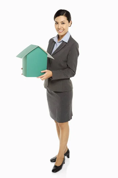 Empresária Alegre Segurando Uma Casa Papelão — Fotografia de Stock