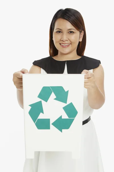 Mujer Sosteniendo Una Papelera Reciclaje — Foto de Stock