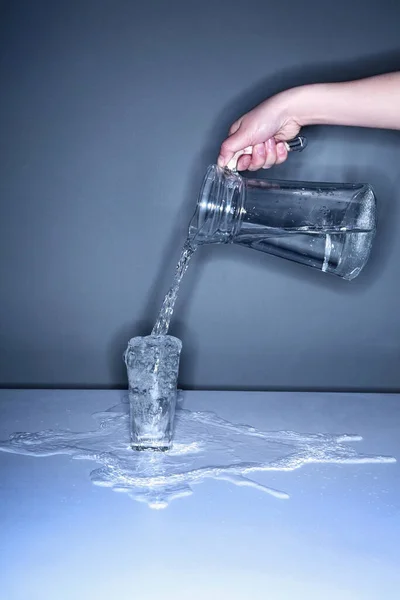 Menschliche Hand Gießt Wasser Ein Überlaufendes Glas — Stockfoto