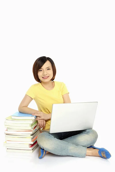 Kitapları Dizüstü Bilgisayarı Olan Kadın Gülümsüyor — Stok fotoğraf