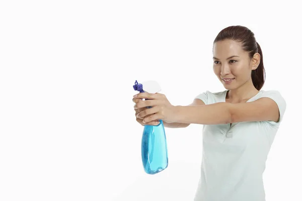 Wanita Memegang Botol Semprotan — Stok Foto