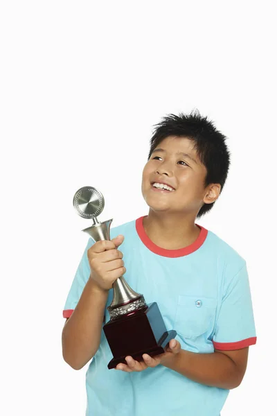 Fröhlicher Junge Hält Trophäe Die Höhe — Stockfoto