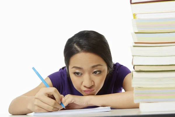 Mujer Escribiendo Notas Libro —  Fotos de Stock