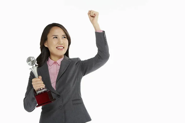 Empresária Segurando Troféu Aplaudindo — Fotografia de Stock