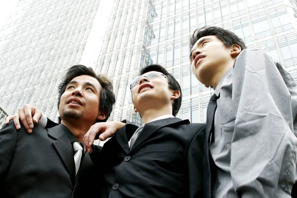 Tre Affärsmän Står Framför Byggnaden — Stockfoto