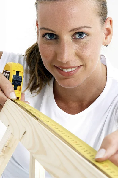 Una Mujer Usando Una Cinta Métrica Para Medir Una Madera — Foto de Stock