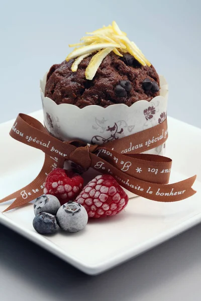Muffin Aux Pépites Chocolat Avec Garnitures Zeste Citron Baies — Photo