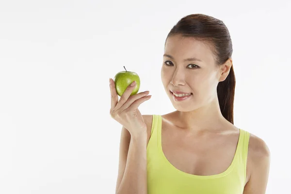 Γυναίκα Που Κρατάει Ένα Πράσινο Μήλο — Φωτογραφία Αρχείου