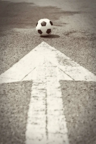 Uma Seta Estrada Apontando Para Bola Futebol — Fotografia de Stock