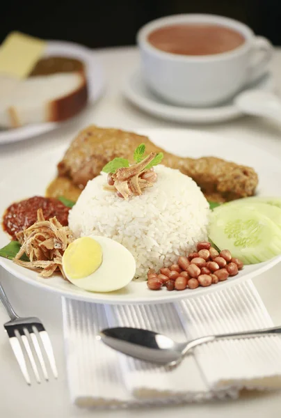 Nasi Lemak Dengan Ayam Rendang — Stok Foto