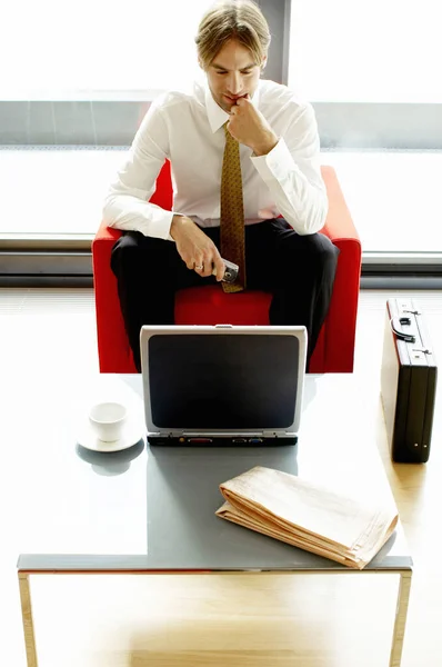 Joven Hombre Negocios Utilizando Ordenador Portátil —  Fotos de Stock