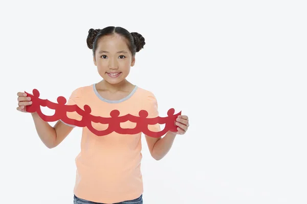Fröhliches Mädchen Mit Menschlicher Papierkette — Stockfoto