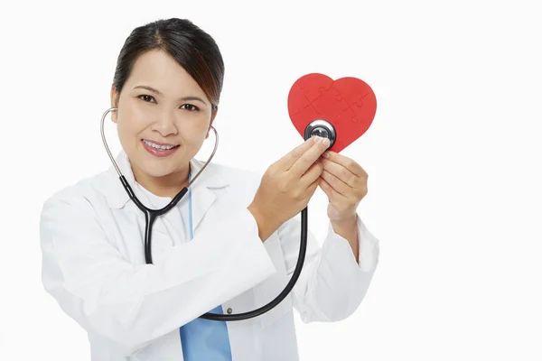 Personal Médico Colocando Estetoscopio Contra Corazón Rojo —  Fotos de Stock