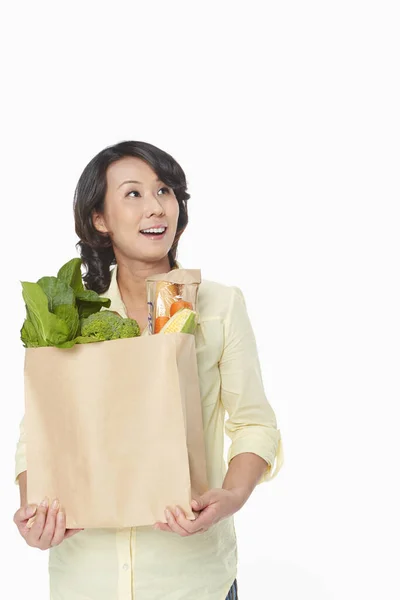 Mujer Llevando Una Bolsa Comestibles — Foto de Stock