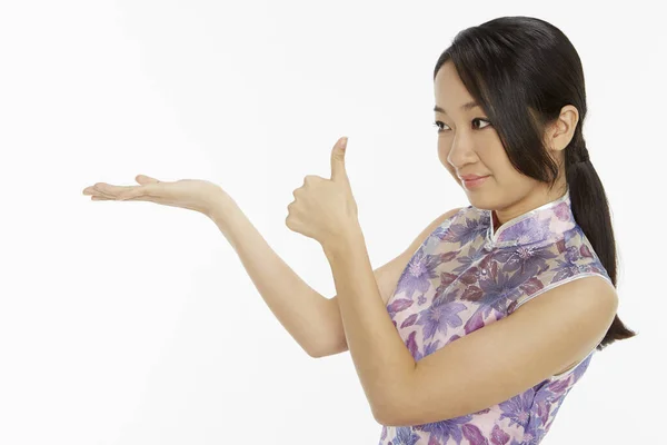 Vrouw Traditionele Kleding Met Handgebaar — Stockfoto