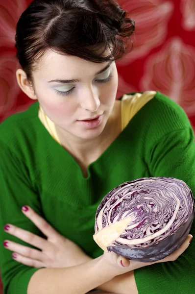拿着紫色卷心菜的女人 — 图库照片