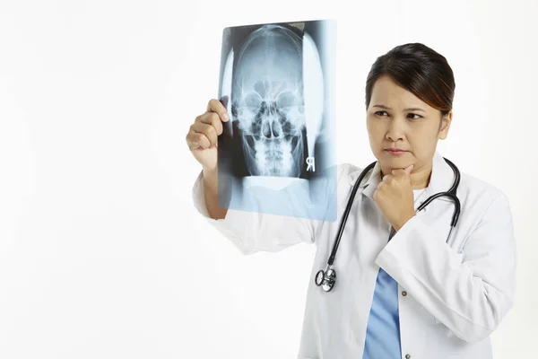 Pessoal Médico Examinar Filme Raios — Fotografia de Stock