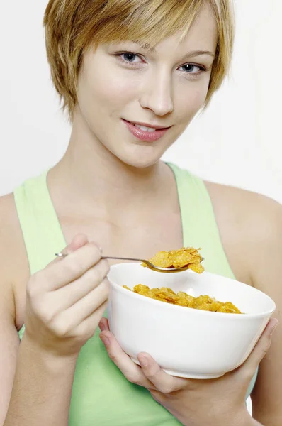 Mujer Desayunando Cereal —  Fotos de Stock