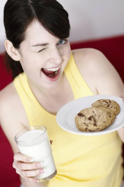 Frau Hält Kekse Und Ein Glas Milch — Stockfoto