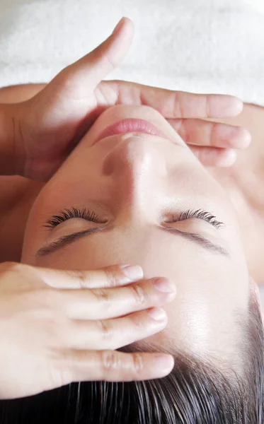 Vista Superior Das Mãos Massagear Cabeça Uma Senhora — Fotografia de Stock