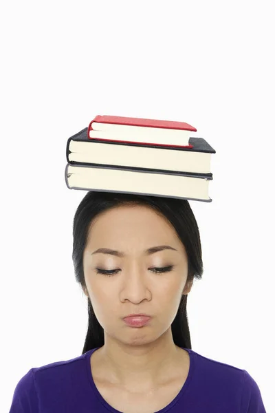 Mujer Con Montón Libros Cabeza Mal Humor — Foto de Stock