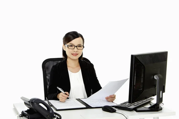 Fröhliche Geschäftsfrau Schreibt Notizen — Stockfoto