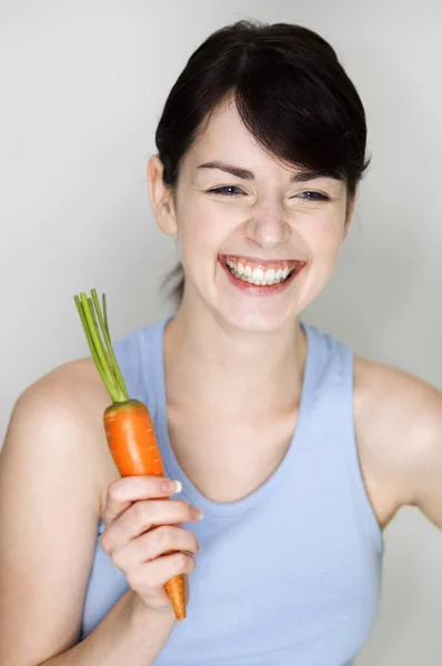 Mujer Sosteniendo Una Zanahoria — Foto de Stock