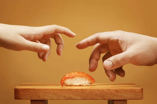 Zwei Hände Beim Versuch Ein Sushi Nehmen — Stockfoto