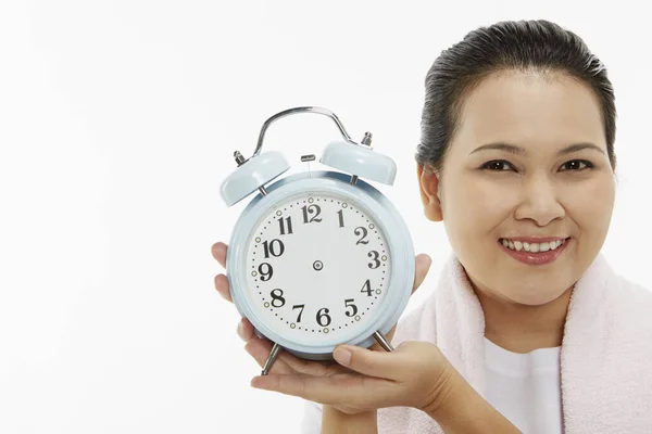 Vrouw Houdt Een Wekker Omhoog — Stockfoto