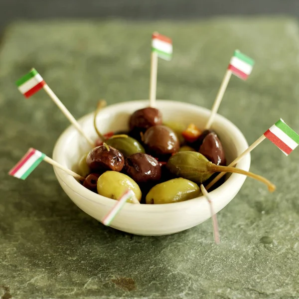 Azeitonas Italianas Frescas Pequena Tigela Cerâmica Com Palitos Bandeira Italiana — Fotografia de Stock