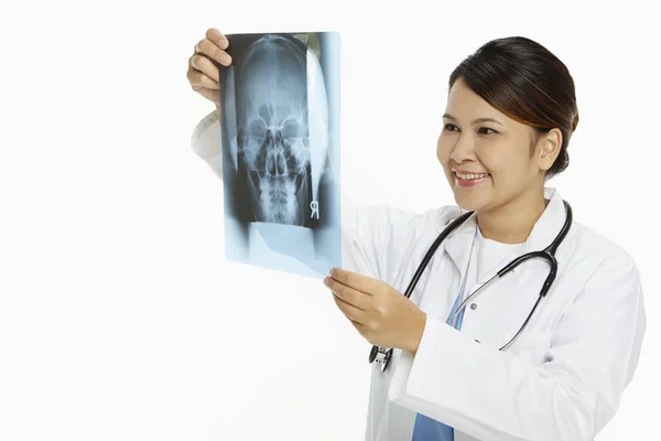 Personal Médico Examinando Una Radiografía — Foto de Stock