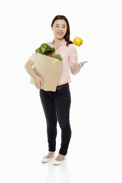 Γυναίκα Ψώνια Που Πετάει Μια Πιπεριά — Φωτογραφία Αρχείου