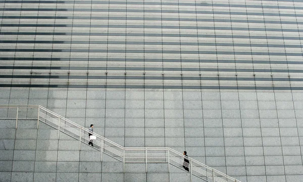 Hombre Subiendo Mientras Otro Bajando Las Escaleras — Foto de Stock
