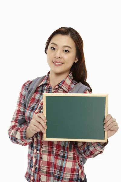 Mujer Sosteniendo Una Pizarra — Foto de Stock