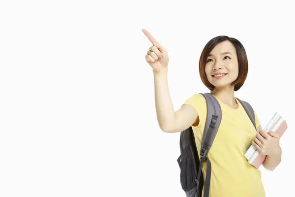 Vrolijke Vrouw Wijst Naar Rechts — Stockfoto