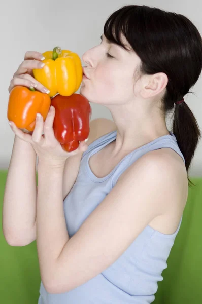 Mujer Joven Sosteniendo Capsicums — Foto de Stock