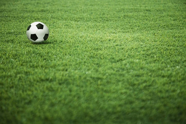 Uma Bola Futebol Campo Jogo — Fotografia de Stock