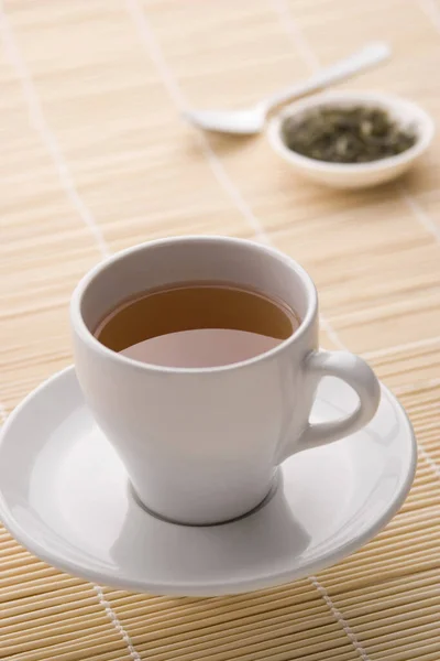 Filiżanka Herbaty Liśćmi Herbaty Tle — Zdjęcie stockowe