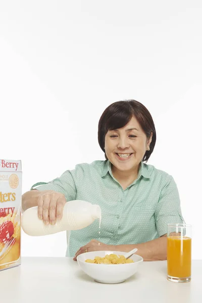 Mujer Alegre Vertiendo Leche Tazón Cereales —  Fotos de Stock