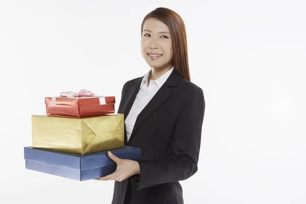 Geschäftsfrau Mit Einem Stapel Geschenkboxen — Stockfoto