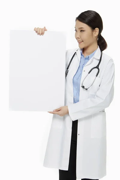 Medizinisches Personal Hält Ein Leeres Plakat Hoch — Stockfoto