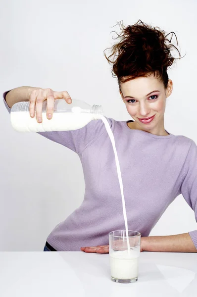 Mujer Vertiendo Leche Vaso —  Fotos de Stock