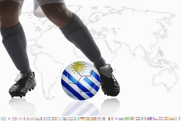 サッカー選手はウルグアイの旗でサッカーボールをドリブル — ストック写真