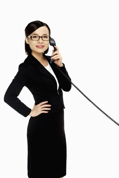 Kadını Telefonda Gülümsüyor Konuşuyor — Stok fotoğraf