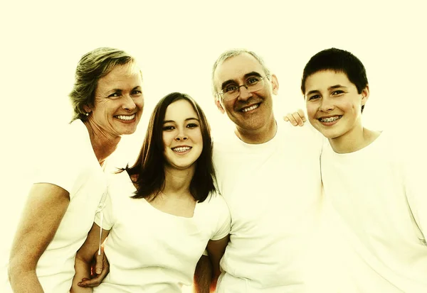 Gruppfoto Familj Som Står Tillsammans Och Ler Mot Kameran — Stockfoto