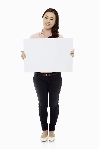 白いプラカードを持っている女性 — ストック写真