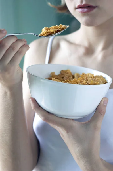 Una Donna Camiciola Bianca Che Mangia Suoi Cereali Colazione — Foto Stock