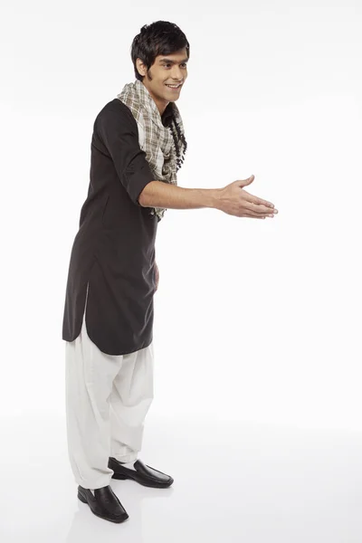 Hombre Con Ropa Tradicional Mostrando Gesto Saludo Mano — Foto de Stock