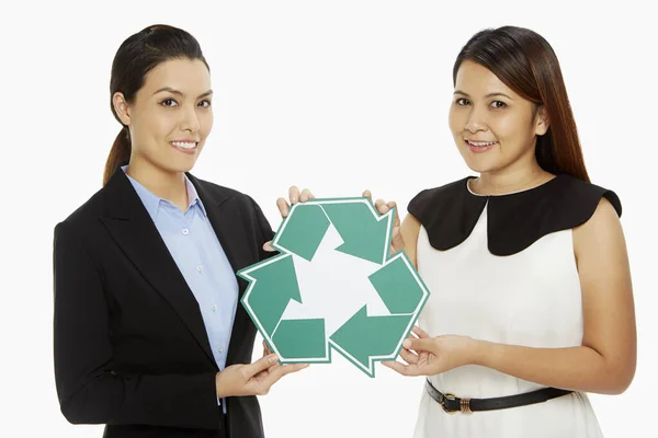 Duas Mulheres Segurando Logotipo Reciclagem — Fotografia de Stock